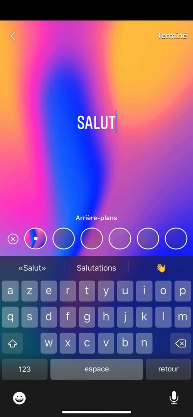 Personnalisation d'une story Facebook avec texte et stickers