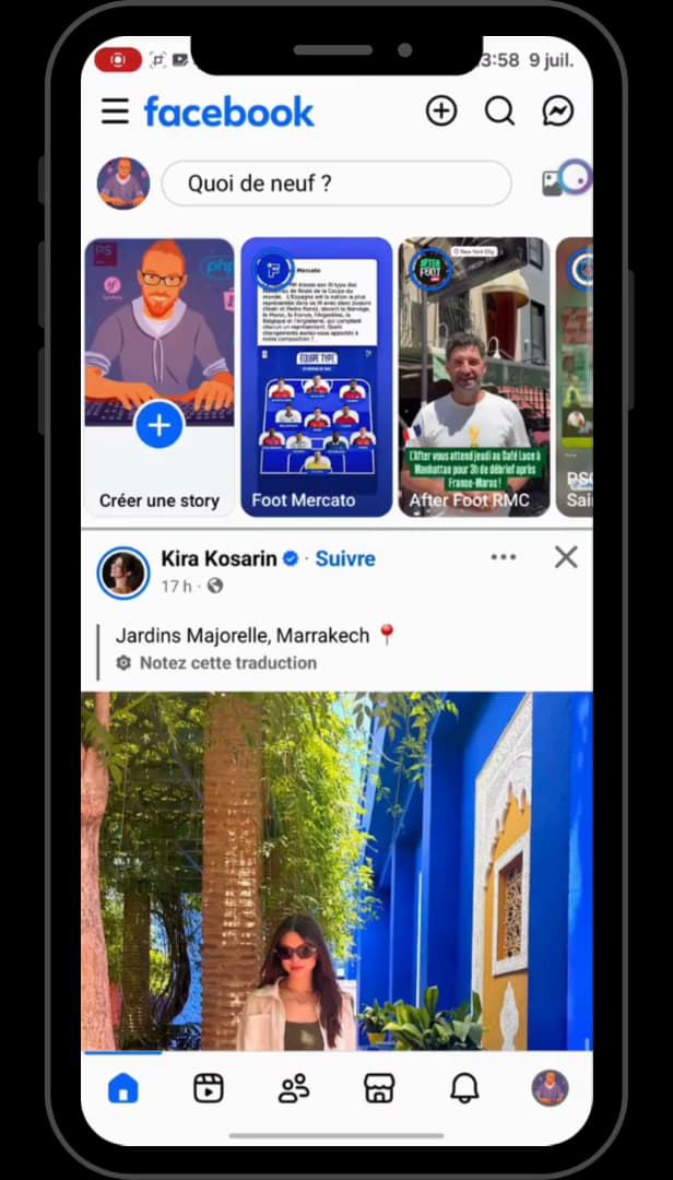 Fil d'actualité de l'application Facebook ouverte sur un téléphone