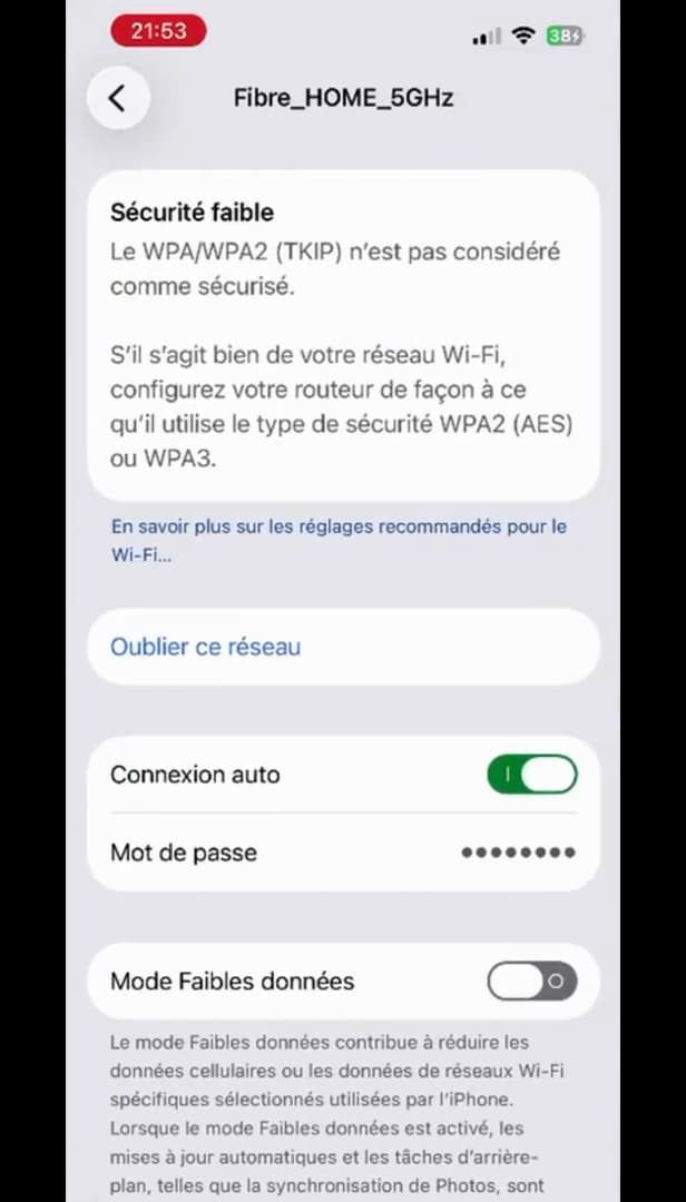 Fiche d'un réseau Wi-Fi sur iPhone avec le mot de passe masqué